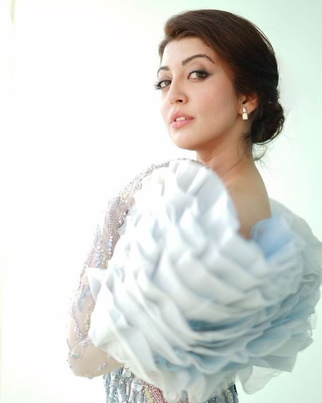Staggering Poses Of Pranitha Subhash